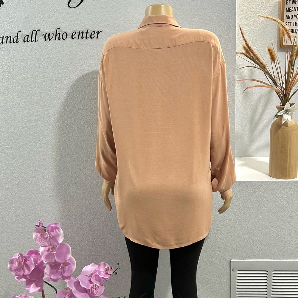 EQUIPMENT Silk Blouse Size M Medium Peach Collared Button Front Pocket Designer - Picture 3 of 4